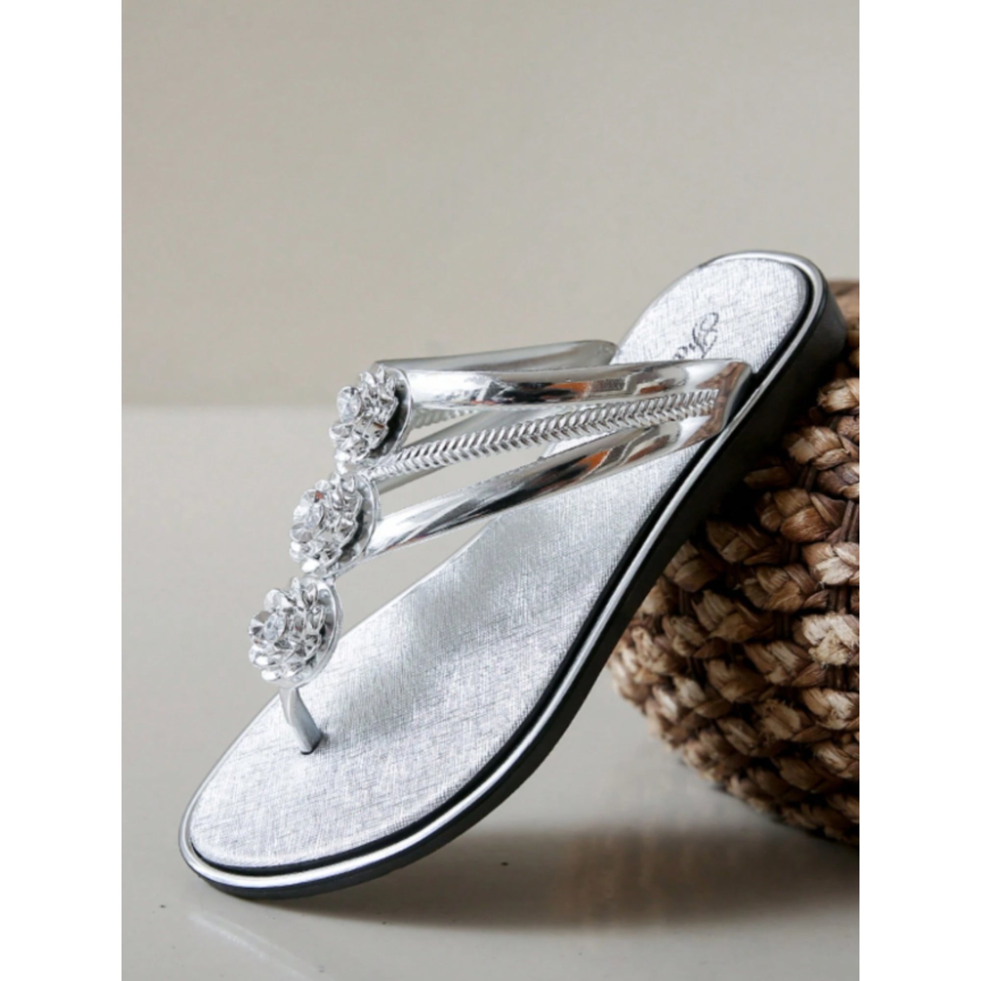 Women's Flower And Rhinestone Silver Thong Sandals in Size 8