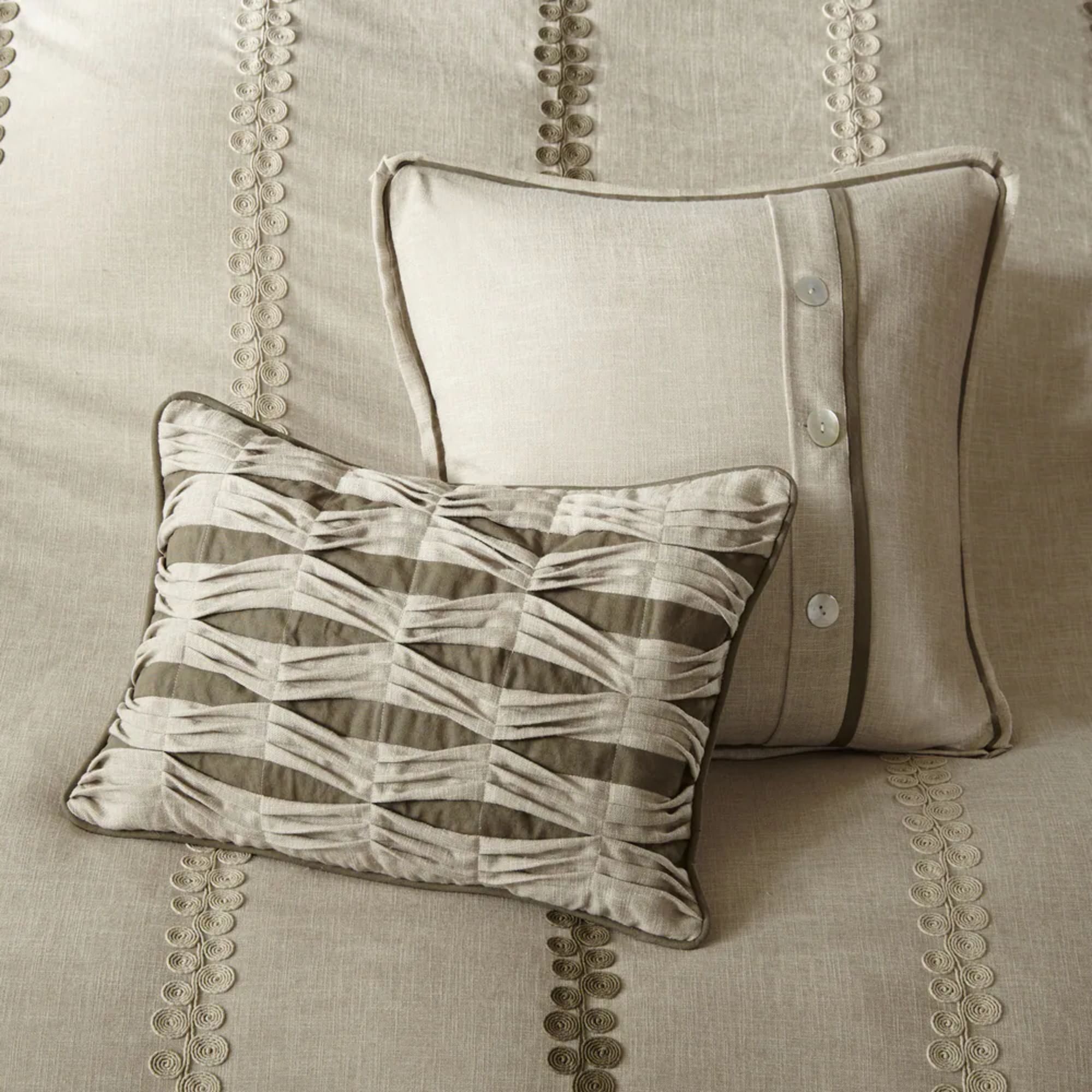 Madison Park Signature Chateau Queen Comforter Set in Linen - Olliix
