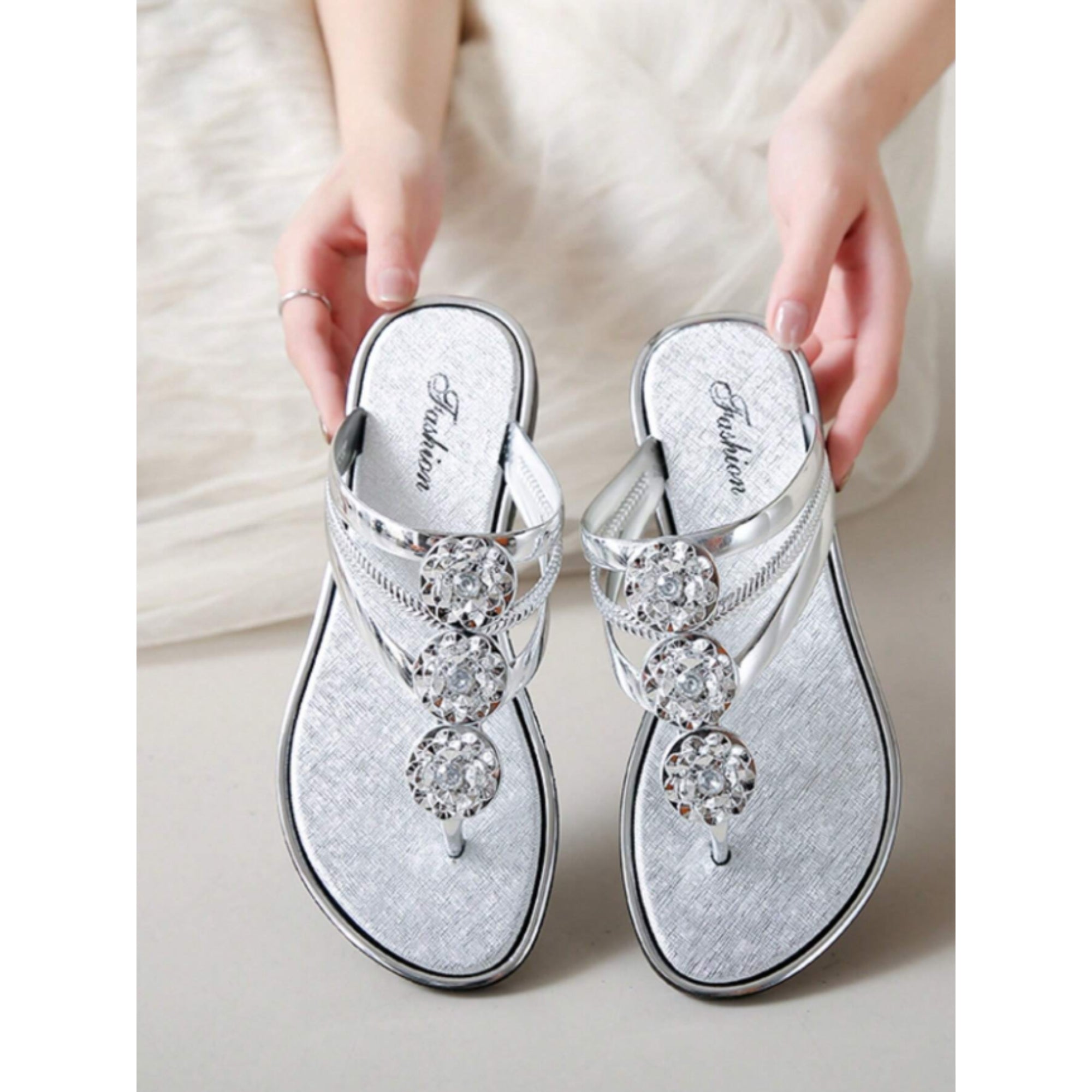 Women's Flower And Rhinestone Silver Thong Sandals in Size 8